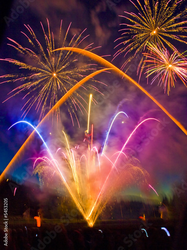 Foto: Fireworks display with multiple bursts Fireworks display with multiple bursts