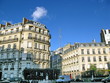 Rue de Paris, Pierre blanche et ciel bleu Rue de Paris, Pierre blanche et ciel bleu