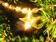 Leuchtender Stern am geschmückten Weihnachsbaum Leuchtender Stern am geschmückten Weihnachsbaum