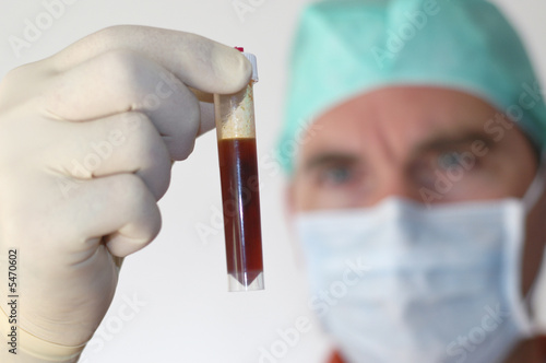 Doktor begutachtet Probenröhrchen Doktor begutachtet Probenröhrchen