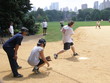 männer spielen baseball im central park in new york