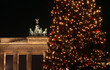 Foto: Weihnachtsbaum vorm Brandenburger Tor in Berlin Weihnachtsbaum vorm Brandenburger Tor in Berlin