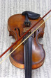 Alte Violine mit Bogen mit Noten im Hintergrund
