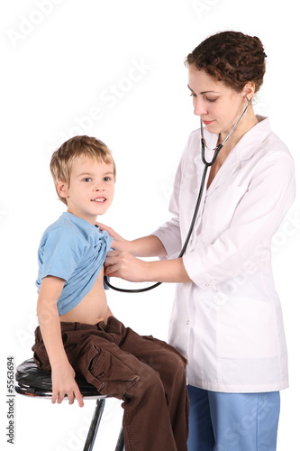 Foto: doctor listening boy doctor listening boy