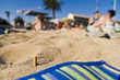 mégot de cigarette dans le sable pollution sur la plage