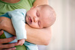 Foto: Newborn baby sleeping on her mothers arms Newborn baby sleeping on her mothers arms