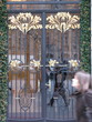 Passante devant une porte noire en fer et verre Passante devant une porte noire en fer et verre