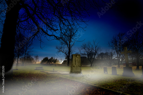 Foto: A spooky graveyard at sundown with mist A spooky graveyard at sundown with mist