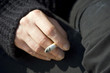 Cigarette à la main