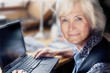  Seniorin am Laptop