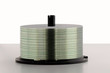 Colonna di cd-rom su fondo bianco