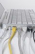 verkabelter Laptop