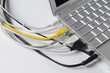verkabelter Laptop