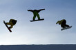 Drei Snowboarder springen über die Schanze Drei Snowboarder springen über die Schanze