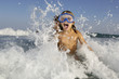 Bambina fa il bagno in mare con la maschera