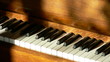 ombre et lumière sur un piano