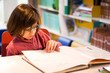 Petite fille à la bibliothèque