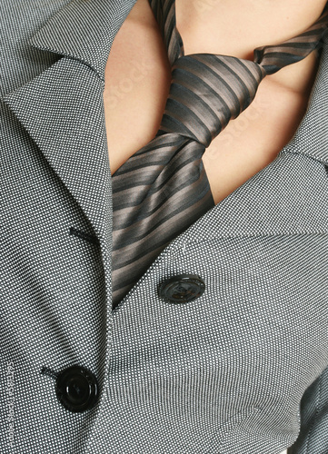 Foto: Detail of a business woman suit with tie Detail of a business woman suit with tie
