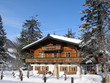holzhaus in verschneiter winterlandschaft in tirol