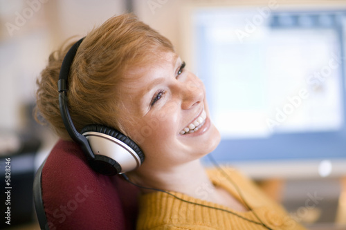 Foto: Smiling woman on headphones Smiling woman on headphones