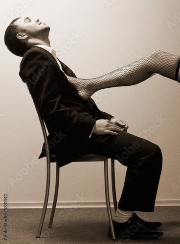 Foto: Portrait of guy with woman leg kicking his chest Portrait of guy with woman leg kicking his chest