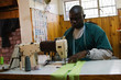 Foto: African American man working in a tailor workshop African American man working in a tailor workshop