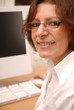 Foto: Frau vor Computer Frau vor Computer