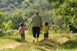 Promenade grand-mère et petits enfants