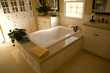 Foto: Spacious bathroom with a modern tub and tile floor. Spacious bathroom with a modern tub and tile floor.