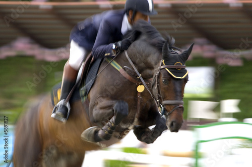 Foto: Blurred image of a equestrian competitor in action. Blurred image of a equestrian competitor in action.