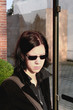 Junge Frau mit Sonnenbrille Junge Frau mit Sonnenbrille