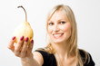 Femme et belle poire
