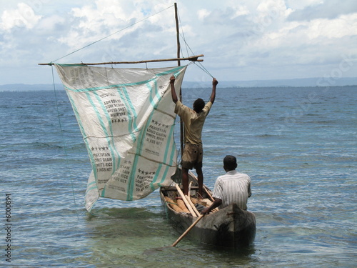 Foto: piroguiers dans leur pirogue sur le départ piroguiers dans leur pirogue sur le départ