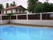 Piscine et maison traditionnelle
