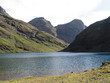 lago entre montañas