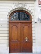 Porte cochère marron sur façade de pierre, Paris, France Porte cochère marron sur façade de pierre, Paris, France