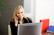 Belle femme qui téléphone Belle femme qui téléphone