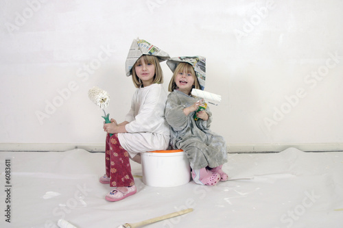 Foto: Kleine Mädchen beim Renovieren Kleine Mädchen beim Renovieren