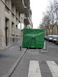 Benne verte dans une riue, Paris Benne verte dans une riue, Paris