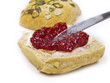brötchen mit himbeermarmelade
