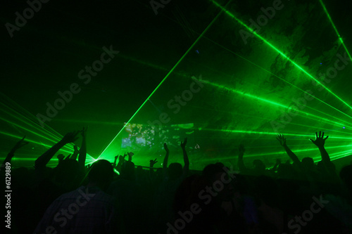 rave02