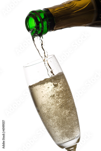 Foto: Pouring champagne, many bubbles.. Isolated on white. Pouring champagne, many bubbles.. Isolated on white.