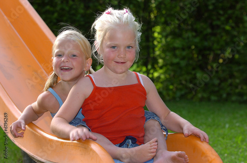 Photo: Mädchen auf einer Kinderrutsche Mädchen auf einer Kinderrutsche