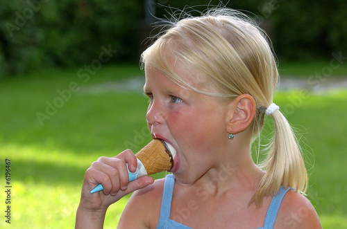 Photo: Mädchen beim Eis essen Mädchen beim Eis essen