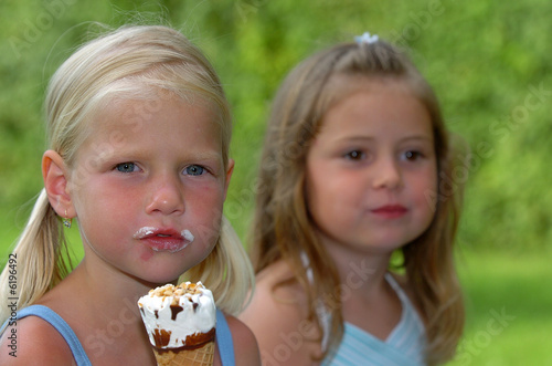 Photo: Mädchen beim Eis essen Mädchen beim Eis essen