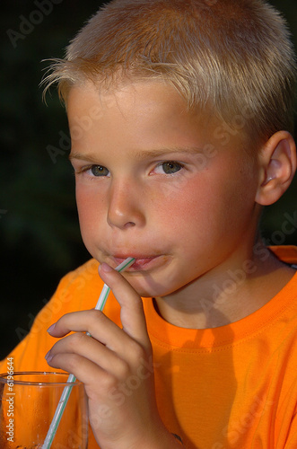 Photo: Kleiner Junge beim Trinken Kleiner Junge beim Trinken
