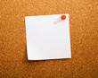 Foto: Note Paper close up on board Note Paper close up on board