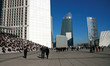 sur le parvis de la Defense, Paris