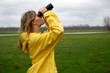 Foto: Frau schaut durchs Fernglas Frau schaut durchs Fernglas