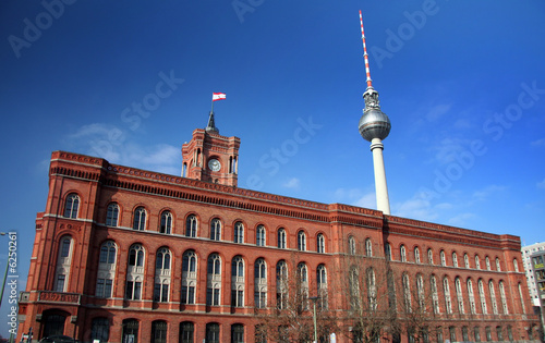 Foto: Rotes Rathaus und Fernsehturm in Berlin-Mitte Rotes Rathaus und Fernsehturm in Berlin-Mitte